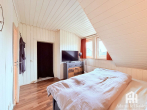 Schlafzimmer, DG, Bild 2 - Gepflegtes Ein-/Zweifamilienhaus mit schönem Grundstück in Baunatal-Großenritte