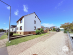 Ansicht Seite mit Zufahrt - Gepflegtes 2-Familienhaus in Vellmar mit variablen Nutzungsmöglichkeiten