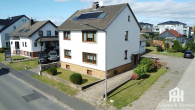 Hausansicht + Zufahrt - Gepflegtes 2-Familienhaus in Vellmar mit variablen Nutzungsmöglichkeiten