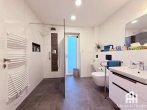 Badezimmer, EG - Exklusive 3-Zi Maisonette-Whg (EG & UG) in Effizienzhaus in sehr ruhiger Lage mit Garten in Baunatal