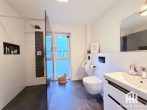 Badezimmer 2, OG - Exklusives Zweifamilien-Effizienzhaus in sehr ruhiger Lage mit Garten in Baunatal-Großenritte