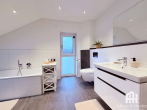Badezimmer DG, Bild 1 - Exklusives Zweifamilien-Effizienzhaus in sehr ruhiger Lage mit Garten in Baunatal-Großenritte