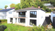 Gartenansicht Haus mit Terrasse & Balkon - Perfekte Fernsicht in teilmodernisiertem Haus in Niedenstein