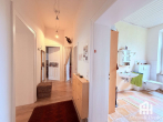Flur mit Blick ins Badezimmer - Sanierte Altbauwohnung mit großem Balkon begehrter Lage im Vorderen Westen, kurzfristig frei