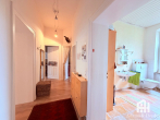 Flur mit Blick ins Badezimmer - Sanierte Altbauwohnung mit großem Balkon begehrter Lage im Vorderen Westen, kurzfristig frei