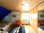 Schlafzimmer 4 (DG) - Gepflegtes Ein-/Zweifamilienhaus mit schönem Grundstück