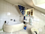 Badezimmer (DG) - Gepflegtes Ein-/Zweifamilienhaus mit schönem Grundstück